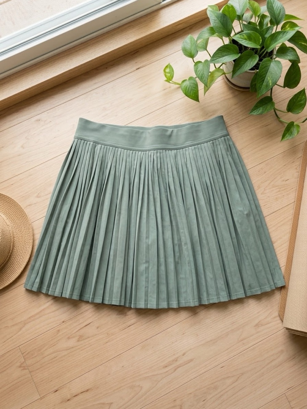 lululemon athletica Pleated Mini Skirt in Sage Sz 8